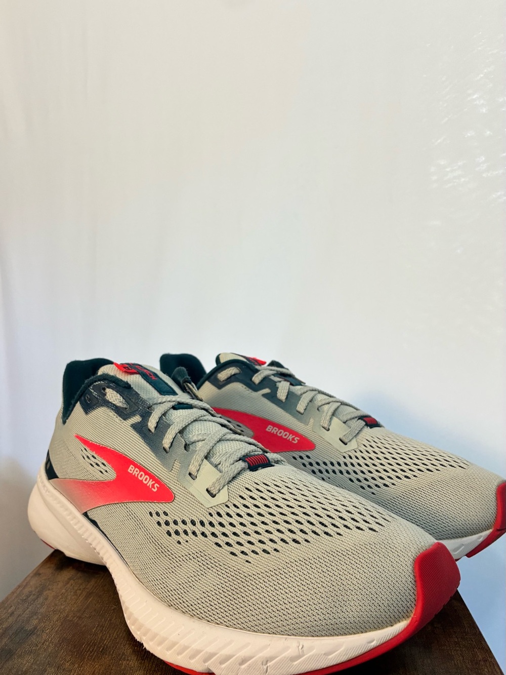 Brooks Launch 8 Athletic Shoes Gray & Red US 10 Like New